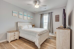 3 bedrooms, desk, Internet, bed sheets - Private Beach & Deck: Bayfront Home in Hayes! (Hayes)