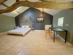 4 bedrooms, iron/ironing board, travel cot, free WiFi