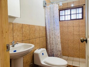 Shower, towels, soap, shampoo - Casa Sucursal del Cielo (Concepción de Ataco)