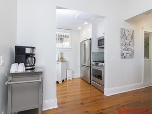 Fridge, microwave, oven, stovetop - HISTORIC DISTRICT ~ Walk Everywhere ~ Free Parking! (Saint Augustine)