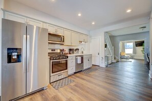 Fridge, microwave, oven, stovetop - Brickstone Supreme Lodge-Main St (Stroudsburg)