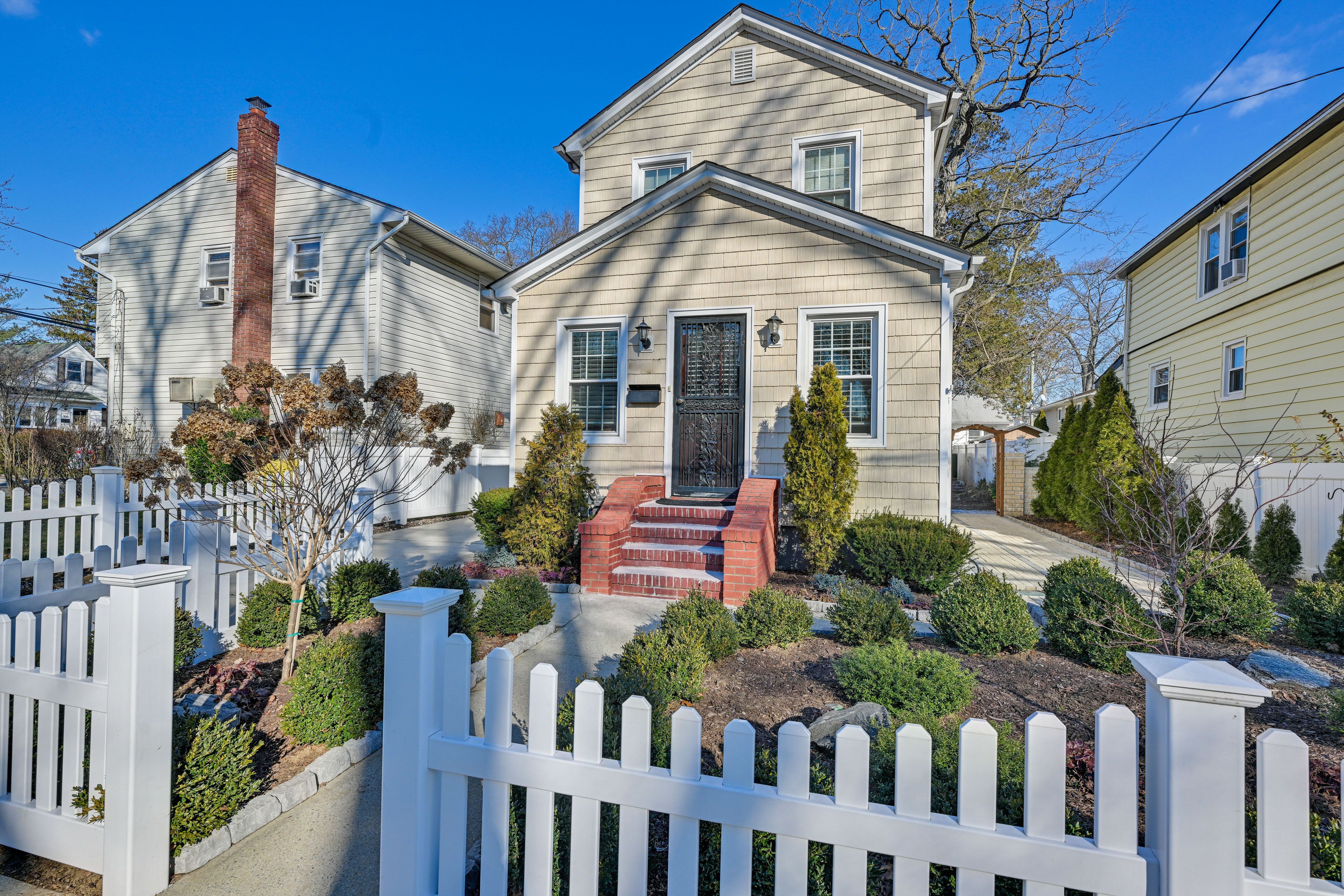 Charming Valley Stream Home: 24 Mi to Central Park
