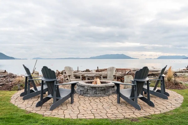 Unwind by the fire, sink into a chair & let the waves lull you into relaxation.