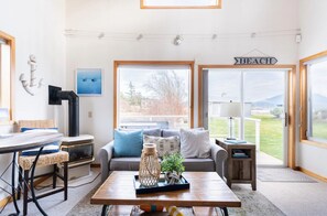 Smart-TV, Kamin, DVD-Player, Bücher