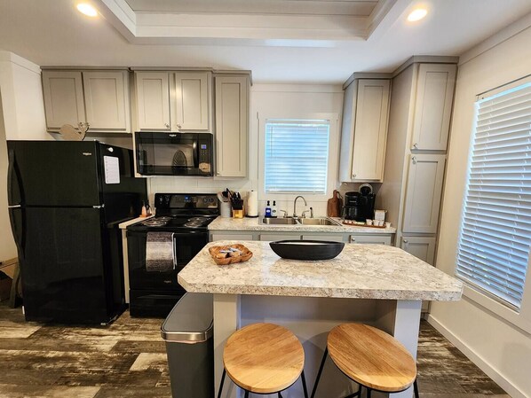 Fridge, microwave, oven, stovetop - Clearwater Cottage A
(Hot Springs National Park)