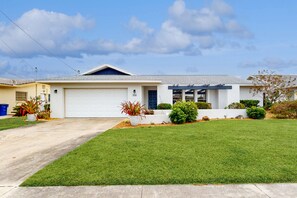 Exterior - Waterfront home with pool, bikes, grill, fireplace, internet, W/D, & central AC (North Fort Myers)