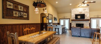 Casa Bella @ Buchanan Vacation Homes - POOL & FREE FRIO RIVER ACCESS