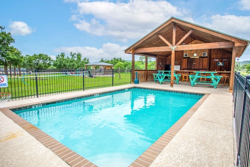 Casa Bella @ Buchanan Vacation Homes - POOL & FREE FRIO RIVER ACCESS