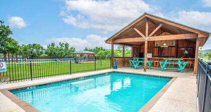 Casa Bella @ Buchanan Vacation Homes - POOL & FREE FRIO RIVER ACCESS