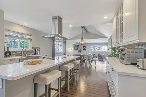 NewLuxHome!PoolTable!HotTub!Heart of Downtown SJ