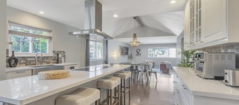 NewLuxHome!PoolTable!HotTub!Heart of Downtown SJ