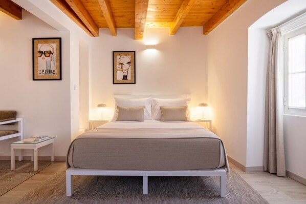 Chambre Deluxe, 1 grand lit | 1 chambre, literie de qualité, lit avec matelas Select Comfort, minibar