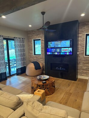 Fireplace, ping pong - Whitefish Lynx Run Town House Private Hot Tub (Whitefish)