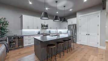 Frigorífic, microones, forn i placa de cuina