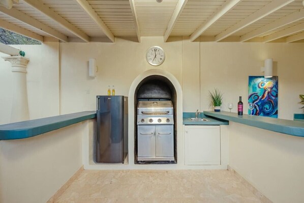 Coffee/tea maker, microwave, oven, stovetop