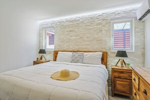 4 bedrooms, iron/ironing board, WiFi, bed sheets