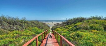 2 Pools, Beach Boardwalk Access Studio, Sleeps 5 Beach Bungalow by Avantstay