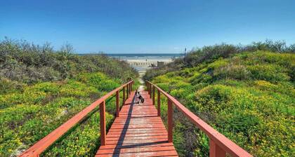 2 Pools, Beach Boardwalk Access Studio, Sleeps 5 Beach Bungalow by Avantstay