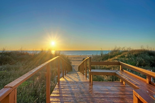 Studio w/ Balcony, Pools & Direct Beach Access Seaside Blessing by Avantstay