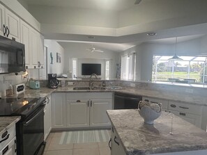 Kylskåp, mikrovågsugn, ugn och spishäll