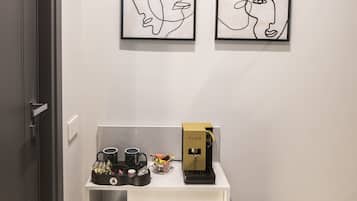 Habitación triple de lujo | Café y/o cafetera