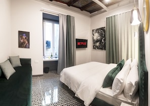 Egyptian cotton sheets, premium bedding, down comforters - Three Rooms Toledo Luxury (Naples)