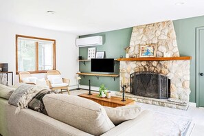 Smart TV, fireplace - Dog-friendly Forest Summer Retreat in the Catskills (Eldred)