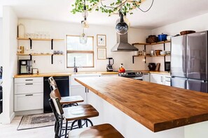 Fridge, microwave, oven, stovetop - Dog-friendly Forest Summer Retreat in the Catskills (Eldred)