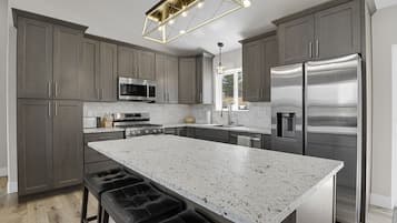 Premium House, 3 Bedrooms | Private kitchen | Full-size fridge, microwave, oven, stovetop