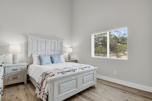 3 Schlafzimmer, hochwertige Bettwaren, Betten mit Memory-Foam-Matratzen
