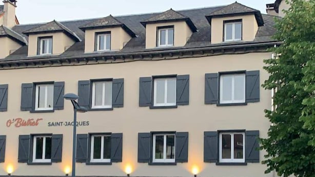 A building with multiple windows and a sign reading "O'Bistet SAINT-JACQUES". - O'Bistrot Saint-Jacques (Saint-Flour)