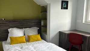 A bedroom with a bed, a desk, and a chair. - O'Bistrot Saint-Jacques (Saint-Flour)