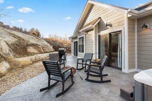 Terrace/patio - Dogwood Flats 🌲 Fire Pit  🔥  Hot Tub 💦 Lake Taneycomo Access (Hollister)