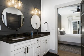 2 bedrooms, iron/ironing board, travel cot, WiFi - Dogwood Flats 🌲 Fire Pit  🔥  Hot Tub 💦 Lake Taneycomo Access (Hollister)