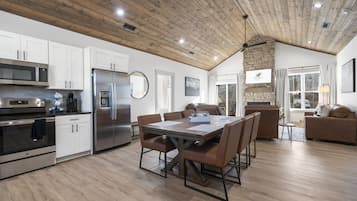 Geladeira, micro-ondas, fogão, cooktop