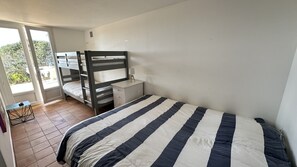 4 habitaciones, tabla de planchar con plancha y cuna de viaje 