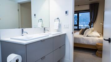 Condo | Bathroom | Free toiletries, towels