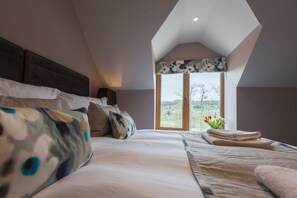 5 bedrooms, iron/ironing board, free WiFi, bed sheets - Oker Farm  -  a farmhouse  that sleeps 12 guests  in 5 bedrooms (Matlock)