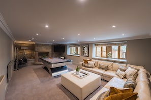 Smart TV, fireplace