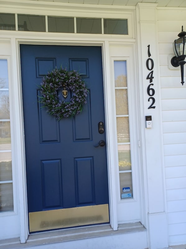 Exterior detail - Cheerful 4 bedroom home with fireplace.
(Waldorf)