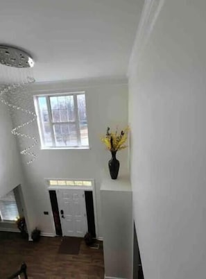 Interior - Cheerful 4 bedroom home with fireplace.
(Waldorf)