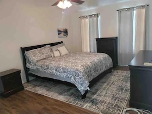 4 bedrooms, desk, iron/ironing board, WiFi - Cheerful 4 bedroom home with fireplace.
(Waldorf)
