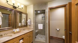 SĂšche-cheveux, serviettes fournies, savon, papier toilette