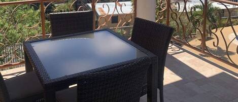 تناول الطعام بالخارج