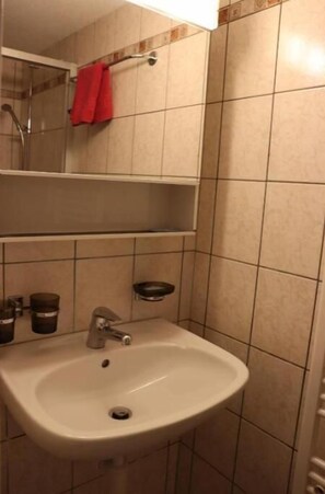 مجففات شعر، مناشف، ورق حمّام