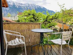 Outdoor dining - One-Bedroom Apartment (Ringgenberg)