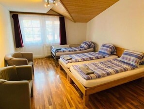 4 bedrooms, iron/ironing board, free WiFi
