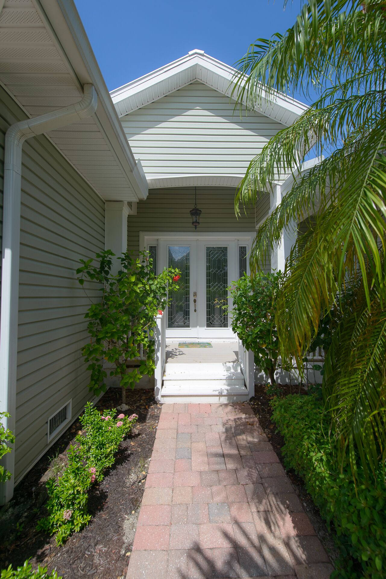 Tropical Oasis - Luxurious Pool Home with Hot Tub near Beach and Shopping!