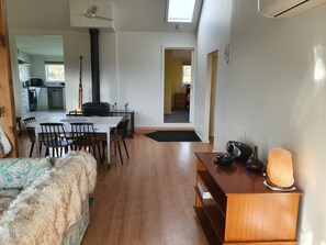 Panoraamamökki, 2 makuuhuonetta, näköala laaksoon, piha-alue | Oleskelualue