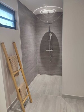 Shower, hair dryer, towels, toilet paper - Archipel Maïméo - Bungalow Raïmiti (Saint-François)